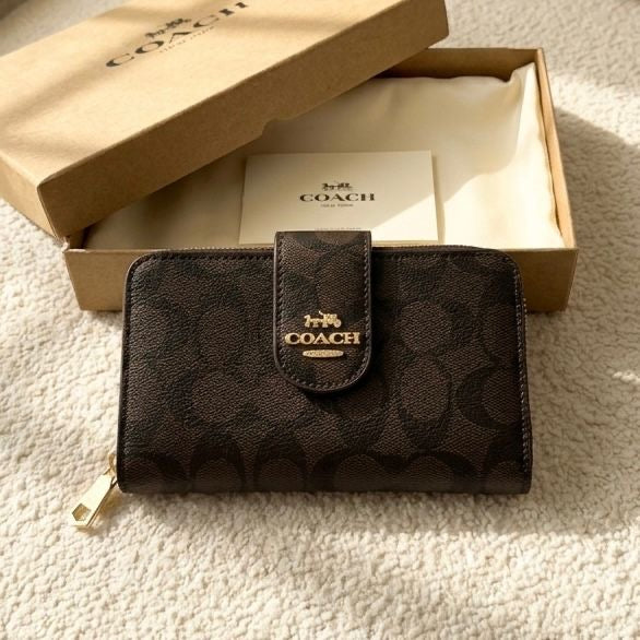 Coach Medium Zip Corner Wallet