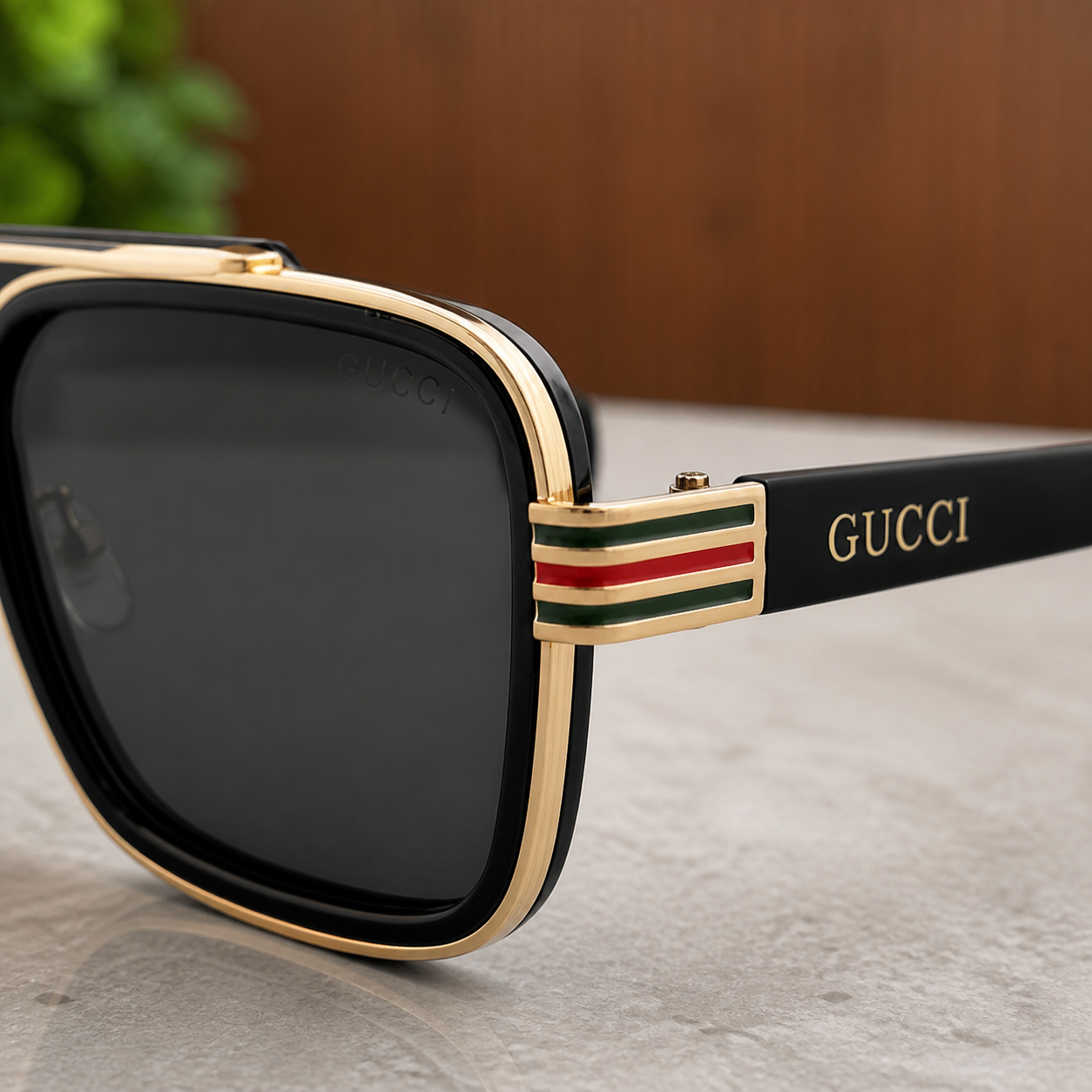 Gucci navigator sunglasses striped hinge and logo detail