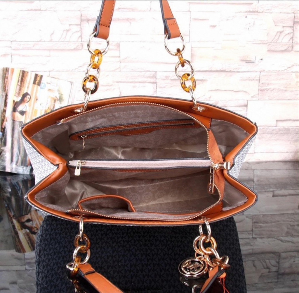 Michael Kors Cynthia Mono S structured multi-compartment interior