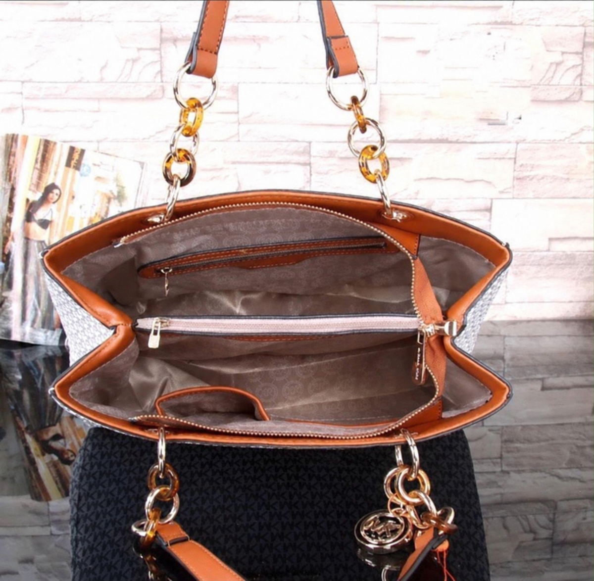 Michael Kors Cynthia Mono S structured multi-compartment interior