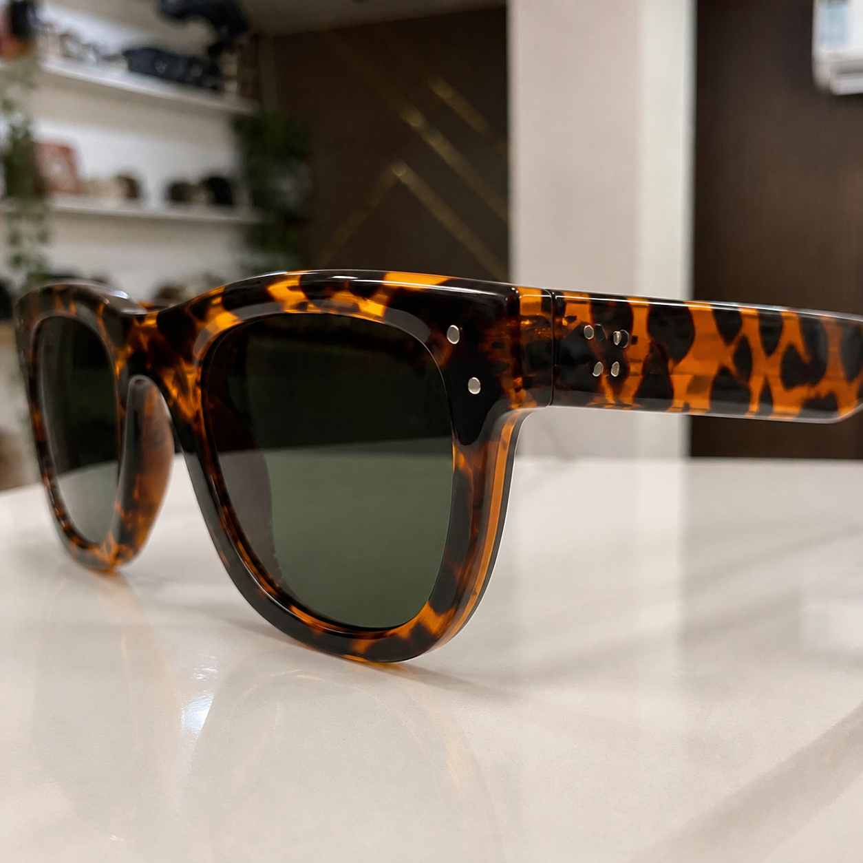 Ray-Ban unisex square sunglasses in Dark Tortoiseshell / Green Lens, detail view